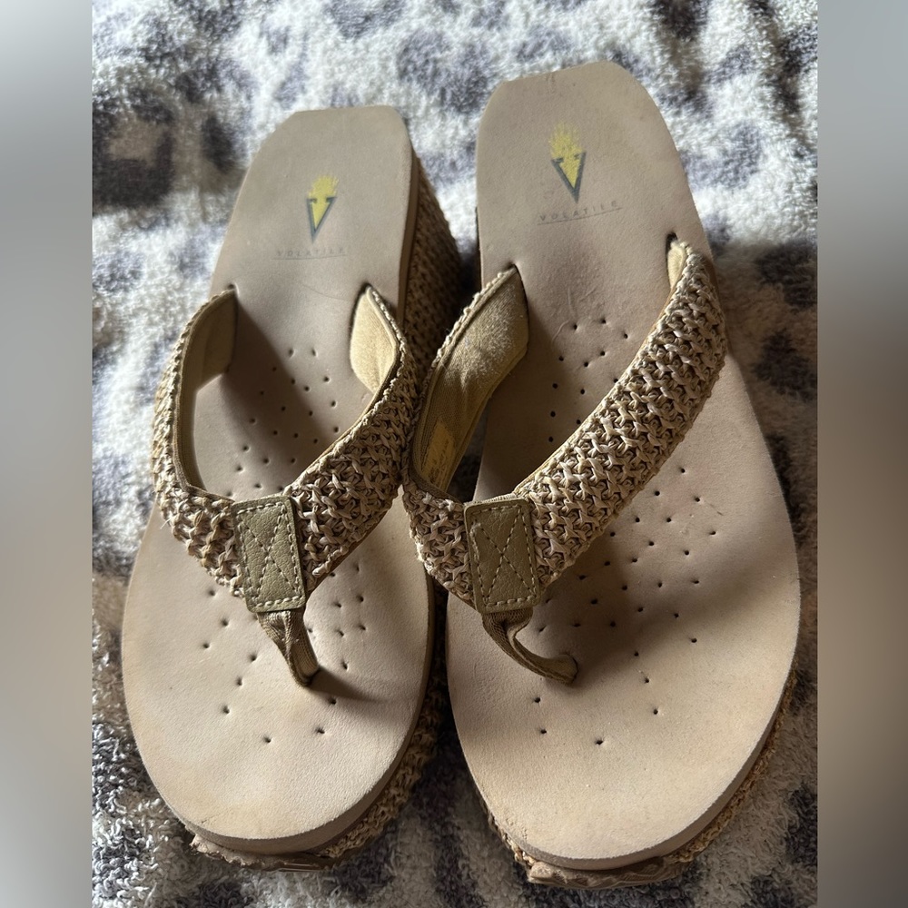 WOMENS VOLATILE WEDGE FLIP FLOPS SIZE 9